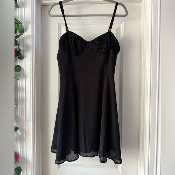 NWOT LULU’S Mini Dress Black Skater Sweet Kiss Pleated Bustier Strappy Dress L - Picture 4 of 10